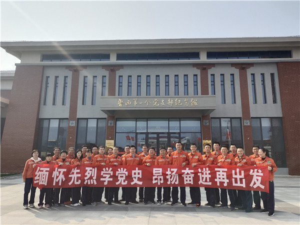 12 参观活动合影1.jpg