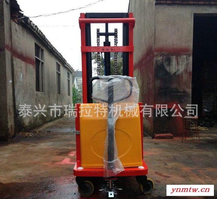 定制1吨载重半电动堆高升降装卸电瓶叉车 半电动堆高配重车堆高机图3