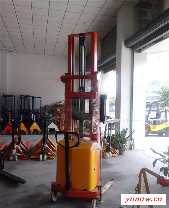 深圳半电动液压升降叉车/液压升高车/半电动液压堆垛车厂价直销图1