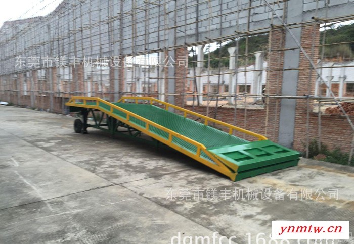 移动装柜叉车台 惠州登车桥 两轮移动叉车爬坡桥 10吨升降登车桥图1