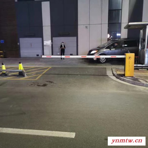 章丘车牌识别装置停车场出入口设备停车场管理设备刁镇车辆识别升降杆厂家图3