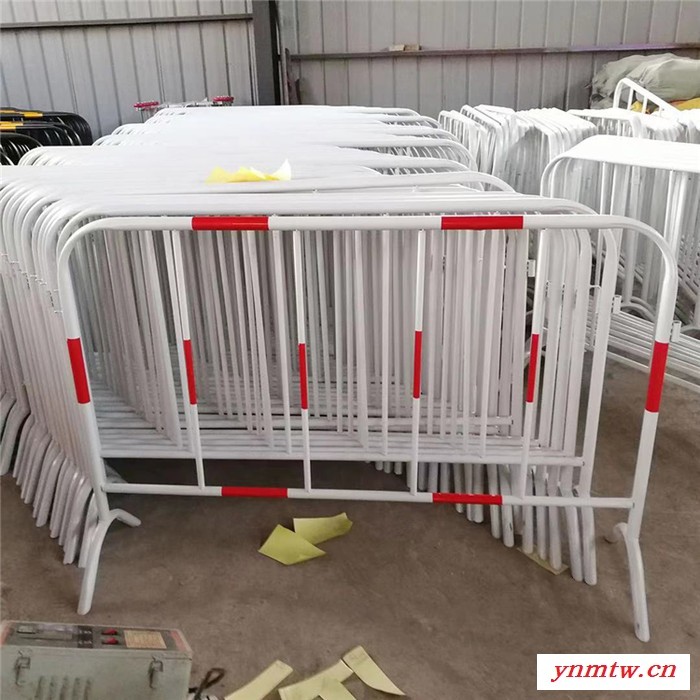 青岛厂家现货供应【铁马护栏】临时隔离道路防撞护栏人车分流可移动隔离栅图5