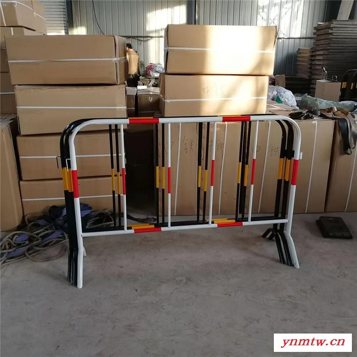 青岛厂家现货供应【铁马护栏】临时隔离道路防撞护栏人车分流可移动隔离栅图4