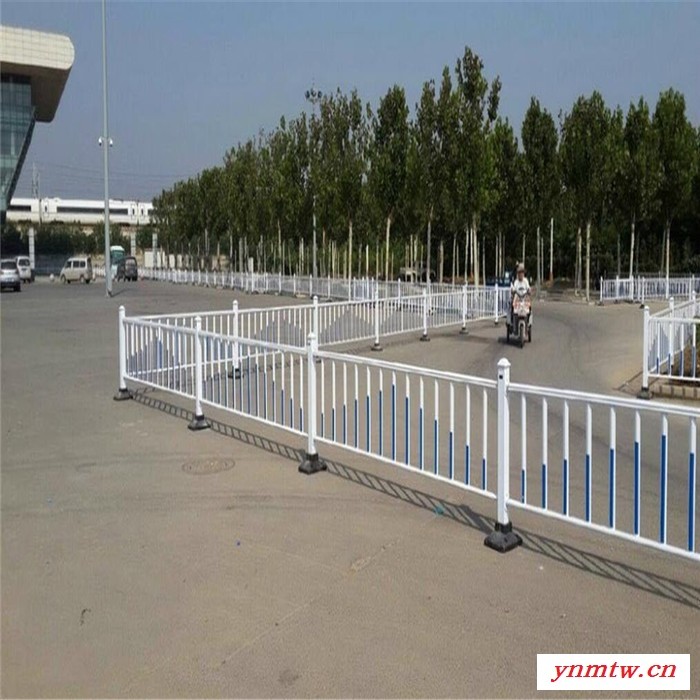 方元浩宇 兰州 户外公路防撞护栏杆 安全围挡 人车分流栏杆 道路护栏 锌钢围栏