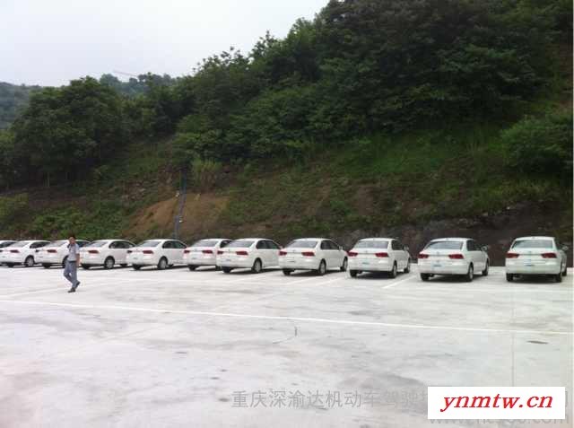 供应鱼洞学车哪里好深渝达驾校！一人一车图2
