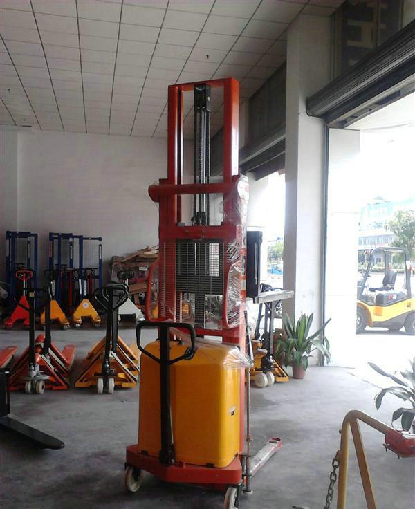 半电动堆高车 2